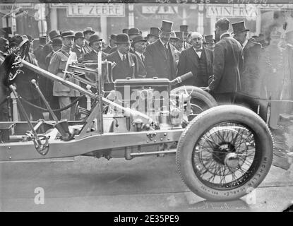 (Lucien) Dior au stand Voisin (salon de l'automobile, au Grand Palais, le 5 ottobre 1921) - (photographie de presse) - (Agence Rol). Foto Stock