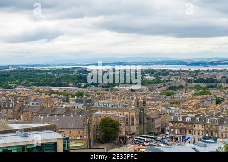 Blick vom Calton Hill aus auf Edinburgh und die St. Pauls und St. Georges Kirche Foto Stock