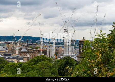 Blick vom Calton Hill auf die Altstadt von Edinburgh mit Baukranen Foto Stock