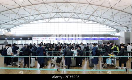 (210117) -- PECHINO, 17 gennaio 2021 (Xinhua) -- membri dello staff delle imprese sudcoreane aspettano di effettuare il check-in per un volo a Tianjin, Cina, all'aeroporto internazionale di Incheon, Corea del Sud, 10 maggio 2020. (NEWSIS/Handout via Xinhua) Foto Stock