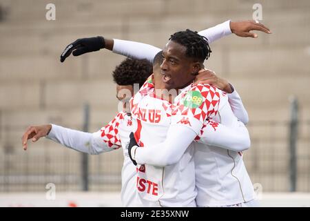 ARCHIVIATO il 22 Novembre 2020, Baden-Wuerttemberg, Freiburg im Breisgau: Calcio: Bundesliga, SC Freiburg - FSV Mainz 05, giorno 8, Schwarzwald-Stadion. Juste (l) e Jean-Philippe Mateta si abbracciano a Magonza dopo l'obiettivo di farlo 0:3. In tempi di divieti di contatto e di regole di distanza, l'anelito sta crescendo - il desiderio di vicinanza, di contatto fisico, di abbracci. Anche la "Giornata mondiale dell'hugging" di quest'anno è sotto il segno di Corona. Foto: Sebastian Gollnow/dpa - NOTA IMPORTANTE: In conformità con le norme del DFL Deutsche Fußball Liga e/o del DFB Deutscher Fußbal Foto Stock