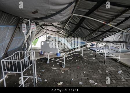 Mamuju, Sulawesi Occidentale, Indonesia. 17 gennaio 2021. Un centro sanitario di emergenza è stato costruito in un campo profughi per aiutare le vittime del terremoto nella città di Mamuju, Sulawesi occidentale, Indonesia. Le vittime ferite sono state curate in questo luogo di evacuazione. Credit: Herwin Bahar/ZUMA Wire/Alamy Live News Foto Stock