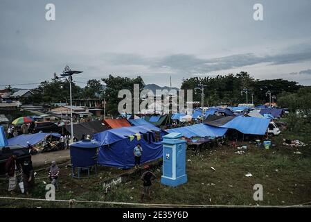 Mamuju, Sulawesi Occidentale, Indonesia. 17 gennaio 2021. Il campo profughi per le vittime del terremoto si trova nello stadio della città di Mamuju, Sulawesi occidentale, Indonesia. Le vittime sono state accolte in questo luogo con tende di emergenza e cucine pubbliche preparate. Un terremoto che misurava 6.2 maghnetudo nella città di Mamuju ha causato decine di morti e centinaia di feriti. Credit: Herwin Bahar/ZUMA Wire/Alamy Live News Foto Stock