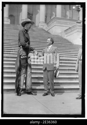 MADSEN, Ralph E. Il cowboy alti. Al Capitol, stringono le mani con il senatore MORRIS SHEPPARD Foto Stock