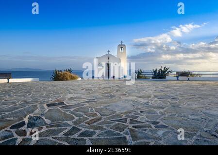 Tipico greco posto con un bianco piccola cappella ortodossa dedicata a San Nikolaos.Rafina,Grecia Foto Stock