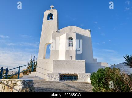 Una piccola cappella ortodossa bianca dedicata a San Nikolaos.Rafina, Grecia Foto Stock