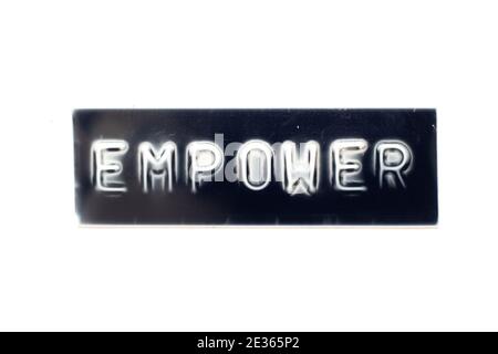 Lettera in rilievo in parola Empower su banner nero con bianco sfondo Foto Stock