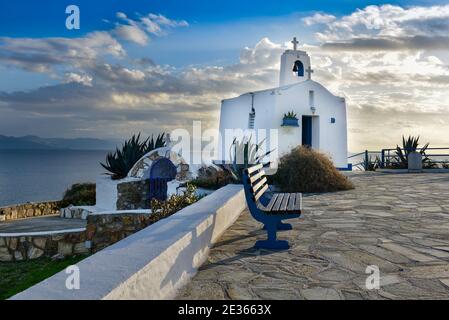 Tipico greco posto con un bianco piccola cappella ortodossa dedicata a San Nikolaos.Rafina,Grecia Foto Stock