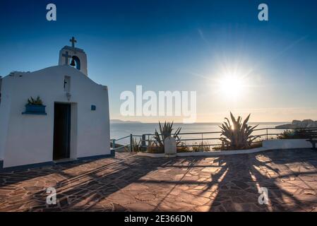 Tipico greco posto con un bianco piccola cappella ortodossa dedicata a San Nikolaos.Rafina,Grecia Foto Stock