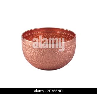 Ciotola color oro rosa in stile thailandese utilizzata nei religiosi cerimonie isolate su sfondo bianco Foto Stock