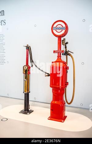 STOCCARDA, GERMANIA, 2019: Una vecchia pompa benzina Shell Diesel classica e obsoleta, pompe a benzina d'epoca al Museo Mercedes-Benz Foto Stock