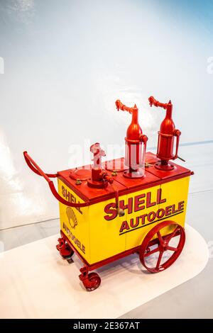 STOCCARDA, GERMANIA, 2019: Una vecchia pompa benzina Shell Diesel classica e obsoleta, pompe a benzina d'epoca al Museo Mercedes-Benz Foto Stock