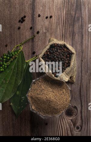 Tre fasi di pepe nero con foglia. Una delle Spezie dell'india anche conosciuto come Piper nigrum (peppercorn) Foto Stock