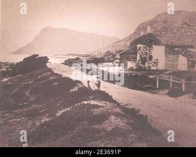 Main Road e Beaufort Cottage in Kalk Bay - Città del Capo 1880. Foto Stock