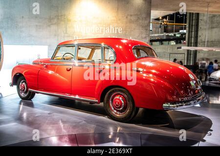 STOCCARDA, GERMANIA, 2019: 1952 Mercedes-Benz 300 Adenauer nel Museo Mercedes-Benz Foto Stock