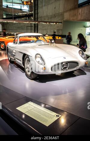 STOCCARDA, GERMANIA, 2019: 1955 Mercedes-Benz 300 SLR coupé a gullwinged nel Museo Mercedes-Benz, auto sportiva a due posti Foto Stock