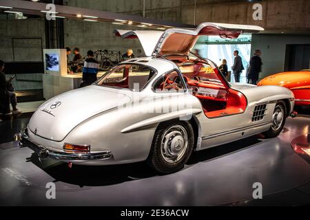 STOCCARDA, GERMANIA, 2019: 1955 Mercedes-Benz 300SL Coupe Gullwing nel Museo Mercedes-Benz Foto Stock