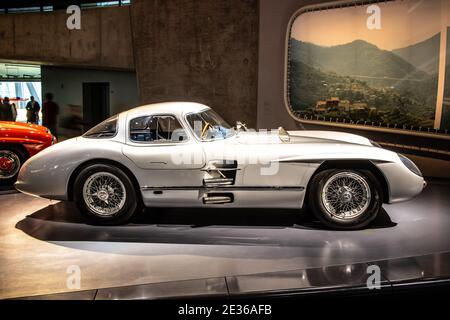 STOCCARDA, GERMANIA, 2019: 1955 Mercedes-Benz 300 SLR coupé a gullwinged nel Museo Mercedes-Benz, auto sportiva a due posti Foto Stock