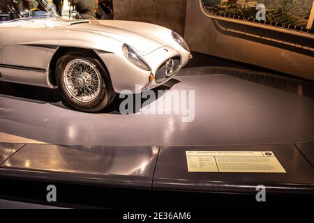 STOCCARDA, GERMANIA, 2019: 1955 Mercedes-Benz 300 SLR coupé a gullwinged nel Museo Mercedes-Benz, auto sportiva a due posti Foto Stock