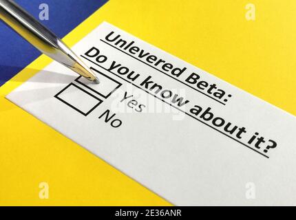 Una persona sta rispondendo alla domanda su Unlevered beta. Foto Stock