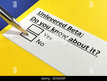 Una persona sta rispondendo alla domanda su Unlevered beta. Foto Stock