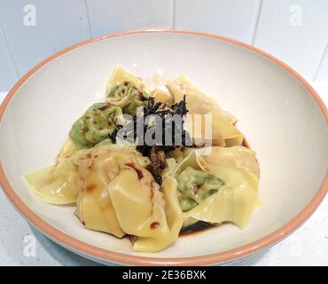 diversi gnocchi freschi nella grande ciotola per mangiare sotto luce brillante Foto Stock