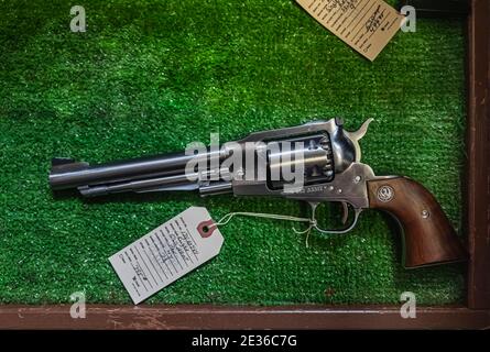 Placerville, USA - Novembre 25 2020: Riproduzione contemporanea di un berretto in polvere nero vintage e palla Ruger Old Army 44 revolver in un negozio di armi Foto Stock