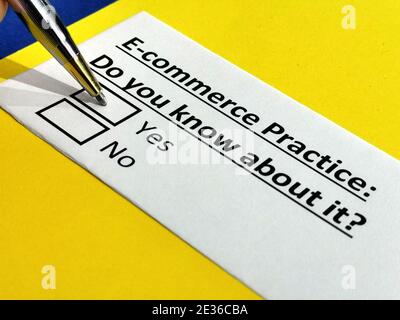 Una persona sta rispondendo alla domanda circa la pratica di commercio elettronico. Foto Stock