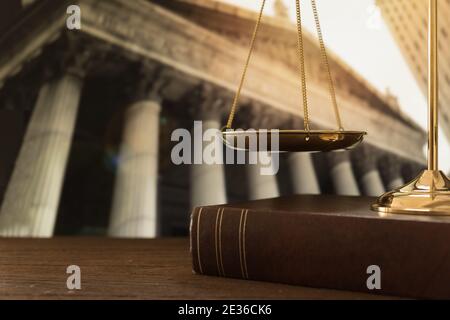 le scale di giustizia sui libri di legge con background del governo di corte. concetto di giustizia, legale, giurisprudenza. Foto Stock