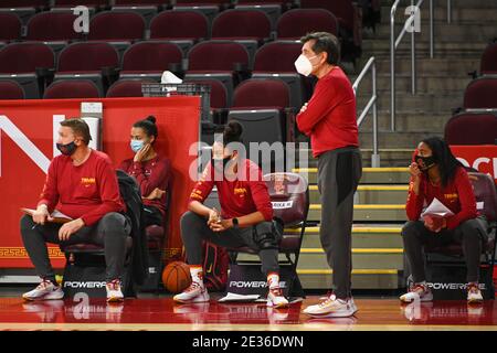 Il personale di coaching dei Trojan della California meridionale durante una partita di pallacanestro femminile dell'NCAA contro i Washington state Cougars, venerdì 15 gennaio 2021, a Los Foto Stock