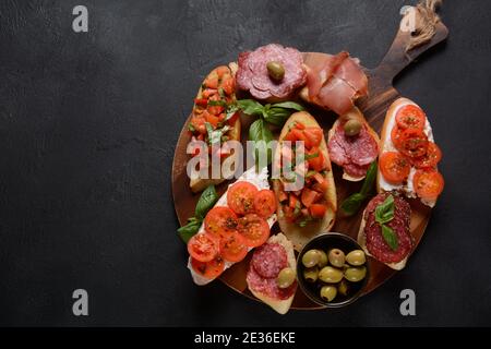 Bruschetta assortita con vari condimenti. Bruschetta o crostini appetitosi. Varietà di piccoli panini. Foto Stock