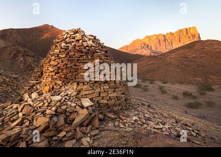 Tumuli sepolcrali ad al Ayn con Jebel Misht sullo sfondo; Oman Foto Stock