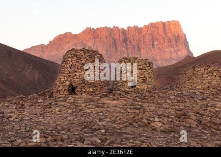 Tumuli sepolcrali ad al Ayn con Jebel Misht sullo sfondo; Oman Foto Stock