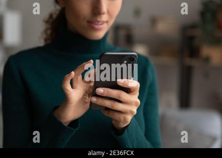 Primo piano di messaggi on-line per smartphone Hold donna Foto Stock