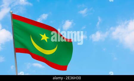 Mauritania bandiera in pole. Cielo blu. Bandiera nazionale della Mauritania Foto Stock