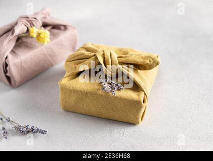 confezione regalo sostenibile riutilizzabile in tessuto di lino. Regali Furoshiki Foto Stock