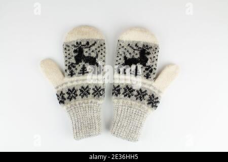 una donna inverno lavorato a maglia mittens su uno sfondo bianco Foto Stock