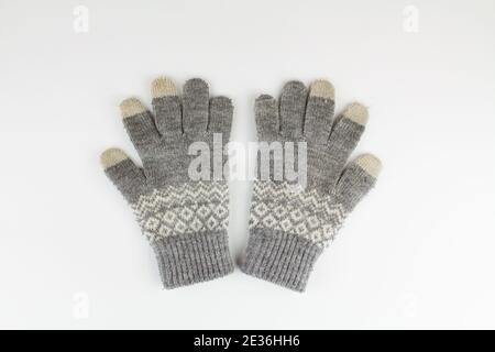 una donna inverno lavorato a maglia mittens su uno sfondo bianco Foto Stock