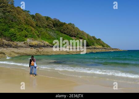 Donna sulla spiaggia a Carbis Bay vicino a St Ives in Cornovaglia, Regno Unito. Foto Stock