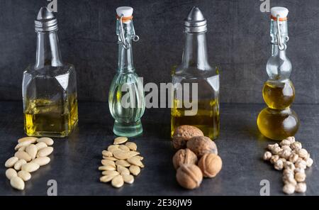 Variazione di oli da cucina vegani alla moda in un vasetto piccolo su un tavolo. Foto Stock