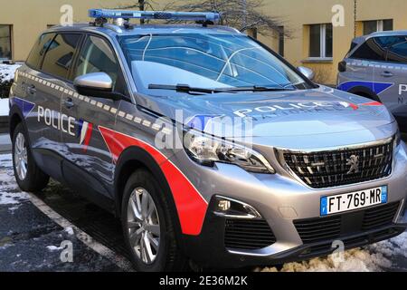 La polizia nazionale francese è dotata di nuove attrezzature, tra cui la nuova Peugeot 5008. Le forze di polizia saranno equipaggiate! Nel settembre 2020. Moto elettrico, auto, scooter elettrico. Gerald Darmanin, ministro degli interni, ha annunciato un piano per rinnovare la flotta di agenti di polizia, gendarmi e funzionari doganali. Si tratta di 400 milioni di euro investiti per cambiare un veicolo su quattro, circa 15,000 veicoli.17 gennaio 2021, a Strasburgo, Francia nordorientale. Foto di Nicolas Roses/ABACAPRESS.COM Foto Stock