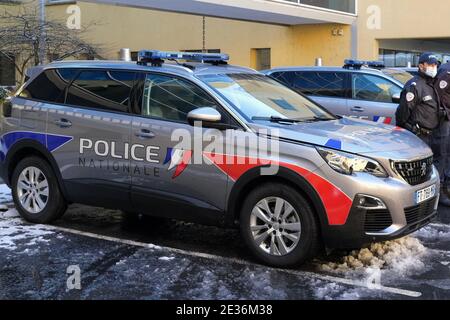 La polizia nazionale francese è dotata di nuove attrezzature, tra cui la nuova Peugeot 5008. Le forze di polizia saranno equipaggiate! Nel settembre 2020. Moto elettrico, auto, scooter elettrico. Gerald Darmanin, ministro degli interni, ha annunciato un piano per rinnovare la flotta di agenti di polizia, gendarmi e funzionari doganali. Si tratta di 400 milioni di euro investiti per cambiare un veicolo su quattro, circa 15,000 veicoli.17 gennaio 2021, a Strasburgo, Francia nordorientale. Foto di Nicolas Roses/ABACAPRESS.COM Foto Stock