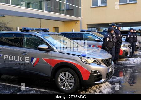 La polizia nazionale francese è dotata di nuove attrezzature, tra cui la nuova Peugeot 5008. Le forze di polizia saranno equipaggiate! Nel settembre 2020. Moto elettrico, auto, scooter elettrico. Gerald Darmanin, ministro degli interni, ha annunciato un piano per rinnovare la flotta di agenti di polizia, gendarmi e funzionari doganali. Si tratta di 400 milioni di euro investiti per cambiare un veicolo su quattro, circa 15,000 veicoli.17 gennaio 2021, a Strasburgo, Francia nordorientale. Foto di Nicolas Roses/ABACAPRESS.COM Foto Stock