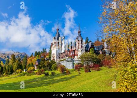 Peles castello in autunno. Sinaia, contea di Prahova, Romania. Foto Stock