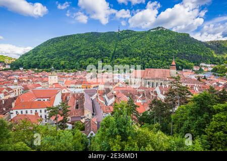 Brasov, in Transilvania. La Romania. Vista panoramica del centro storico e di montagna di Tampa. Foto Stock