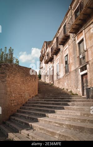 Piccolo vicolo di Modica, Ragusa, Sicilia, Italia, Europa, Patrimonio dell'Umanità Foto Stock