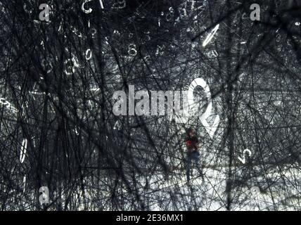 Wellingotn, il museo nazionale neozelandese te Papa a Wellington. 17 gennaio 2021. Un visitatore vede 'The Web of Time', un'installazione artistica dell'artista giapponese Chiharu Shiota, presso il museo nazionale della Nuova Zelanda te Papa a Wellington, Nuova Zelanda, il 17 gennaio 2021. L'opera d'arte, composta da gallerie tortuose realizzate in lana nera, è diventata parte della collezione permanente di te Papa. Credit: Guo Lei/Xinhua/Alamy Live News Foto Stock