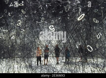 Wellingotn, il museo nazionale neozelandese te Papa a Wellington. 17 gennaio 2021. I visitatori possono vedere 'The Web of Time', un'installazione artistica dell'artista giapponese Chiharu Shiota, presso il museo nazionale della Nuova Zelanda te Papa a Wellington, Nuova Zelanda, il 17 gennaio 2021. L'opera d'arte, composta da gallerie tortuose realizzate in lana nera, è diventata parte della collezione permanente di te Papa. Credit: Guo Lei/Xinhua/Alamy Live News Foto Stock