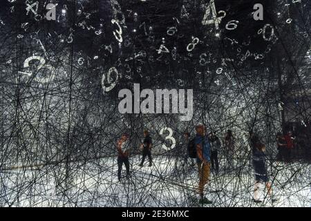 Wellingotn, il museo nazionale neozelandese te Papa a Wellington. 17 gennaio 2021. I visitatori possono vedere 'The Web of Time', un'installazione artistica dell'artista giapponese Chiharu Shiota, presso il museo nazionale della Nuova Zelanda te Papa a Wellington, Nuova Zelanda, il 17 gennaio 2021. L'opera d'arte, composta da gallerie tortuose realizzate in lana nera, è diventata parte della collezione permanente di te Papa. Credit: Guo Lei/Xinhua/Alamy Live News Foto Stock