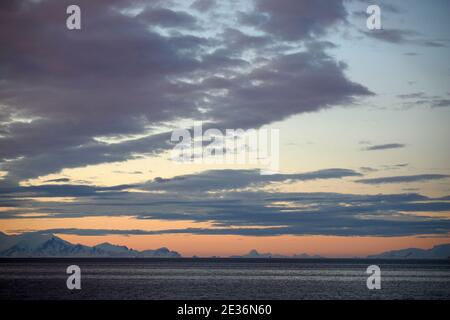 Vista di Graham Land nel sole di mezzanotte, Costa del Danco, Penisola Antartica, 15 dicembre 2015 Foto Stock